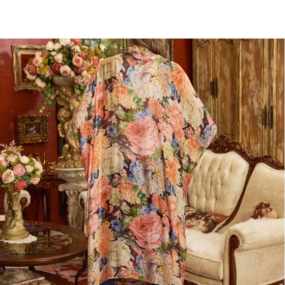 Aratta Luxury Ethereal Light Floral
Dreams Whispy Kimono
$169 $192 - Picture 4 of 6